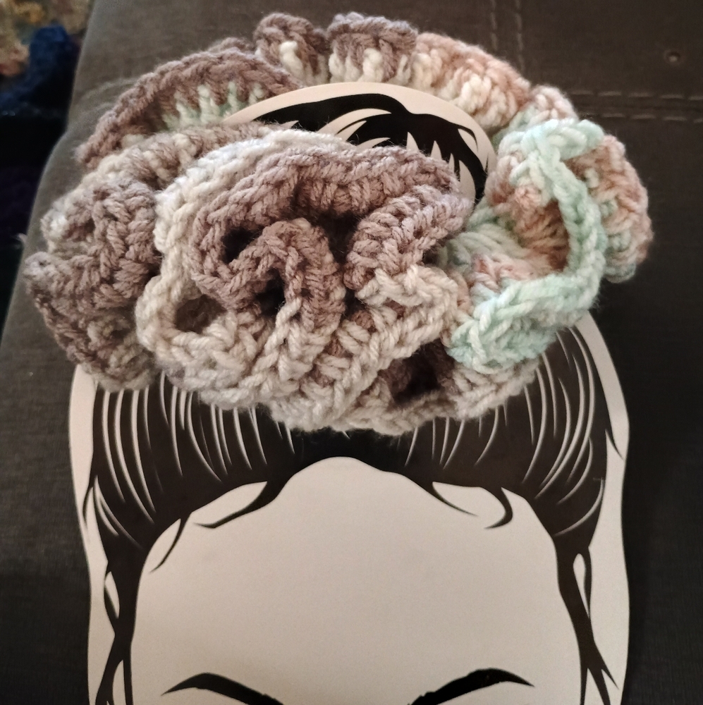 Scrunchie - Picture 5 of 16